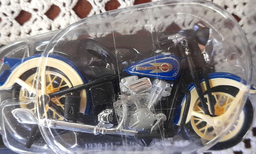 HARLEY DAVIDSON – 50 Modelos, Móvel Expositor e Livro (600 páginas)