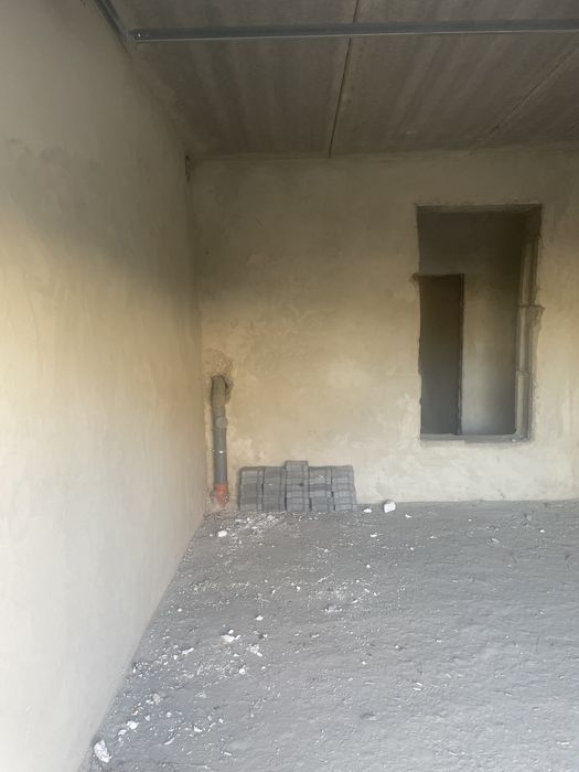 Продам гараж в житловому будинку високий під грузове авто