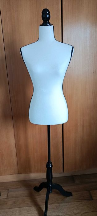 Manequim em veludo branco