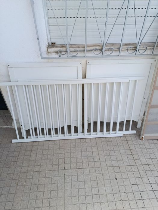Berço IKEA usado com estrado e colchão