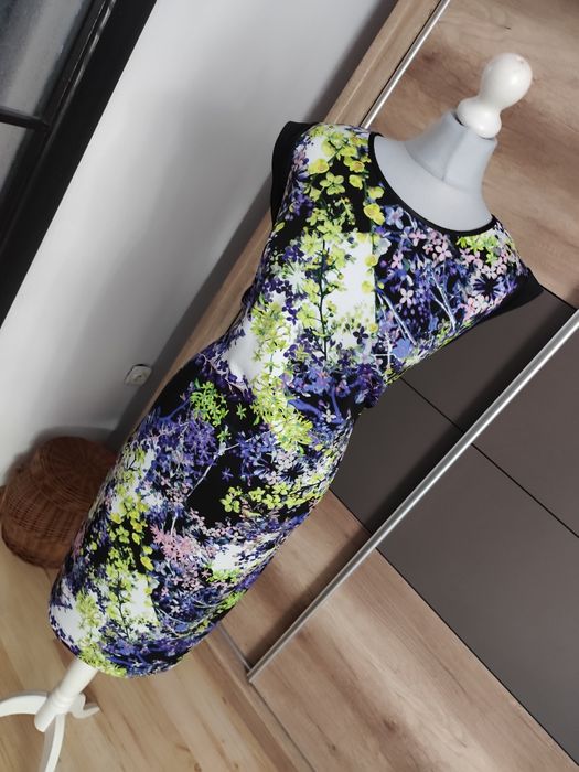 Elegancka kwiecista sukienka r.48