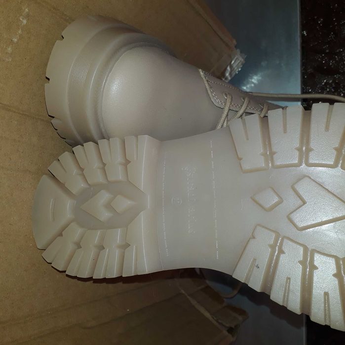 Botas Creme Stradivarius novo sem usar