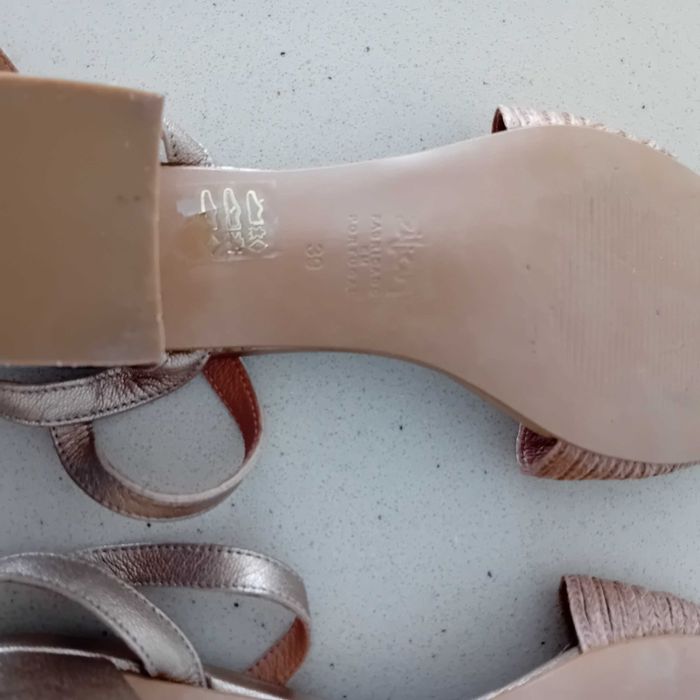 Sandálias senhora douradas da Zilian, nº 39, com salto de 6,3 cm.