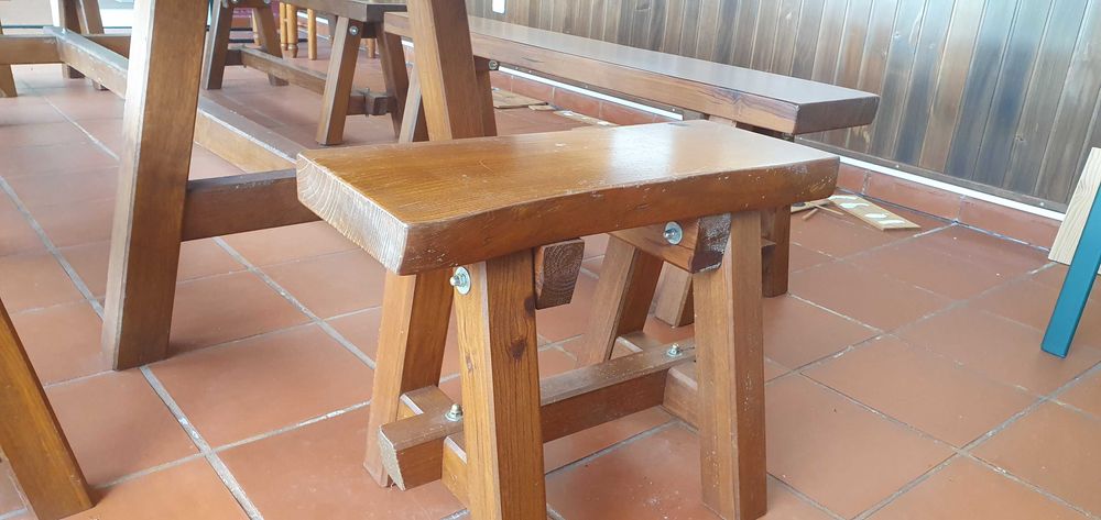 Mesa rústica com bancos
