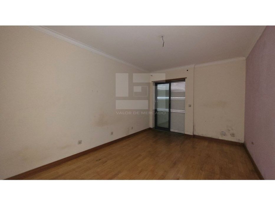 Apartamento T3 na Urbanização Alto da Mira, Amadora, com elevador.