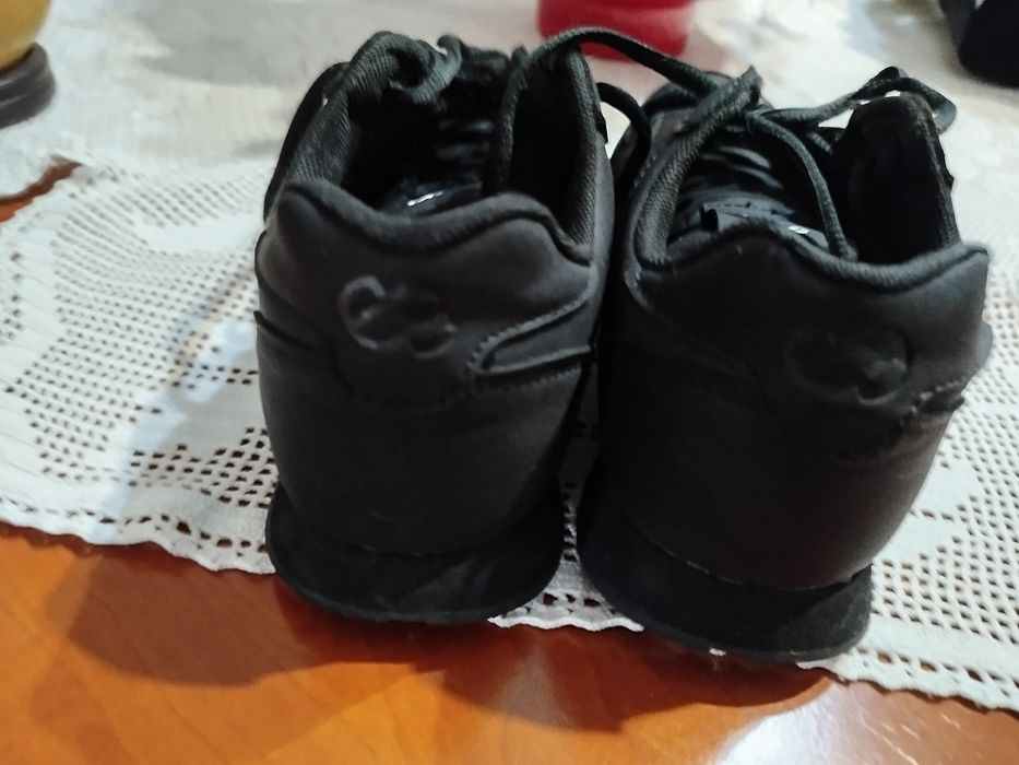 Sapatilha preta da marca