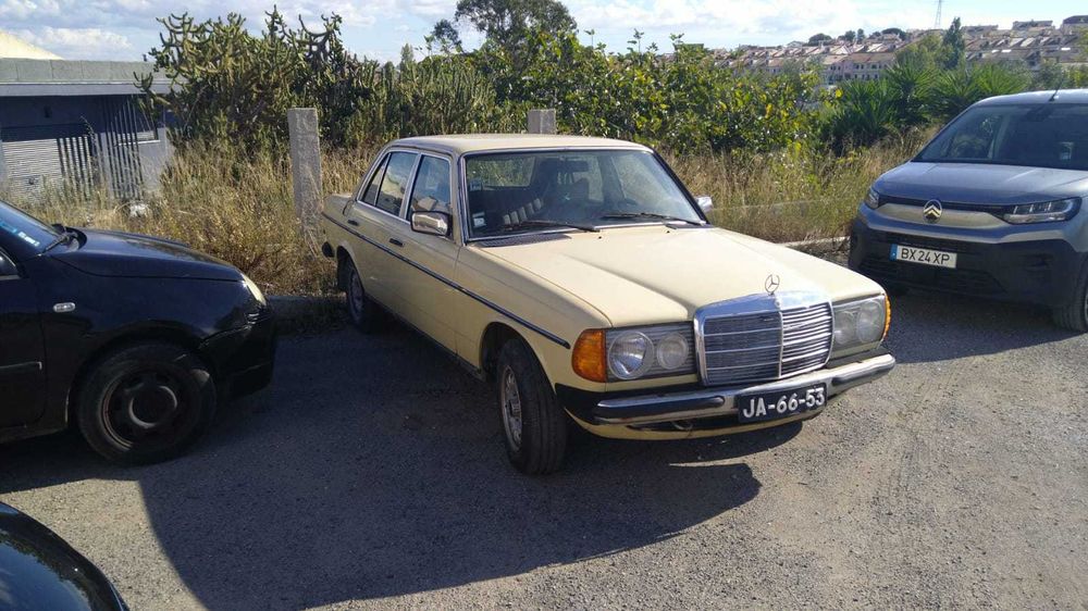 Mercedes w123 com documentos a trabalhar e a andar
