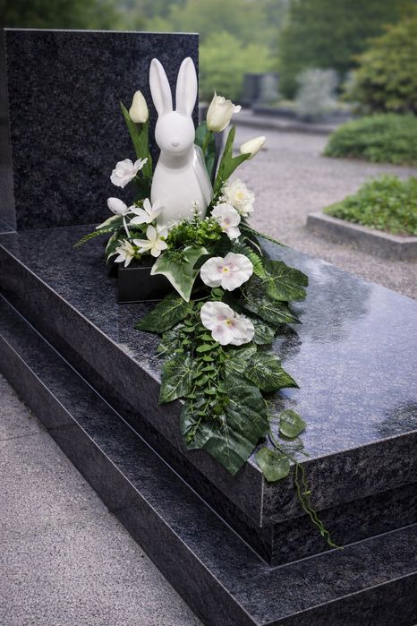 Stroik wiosenny, wielkanocny, na cmentarz, kompozycja kwiatowa