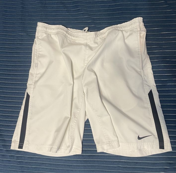 Шорти білі Nike.