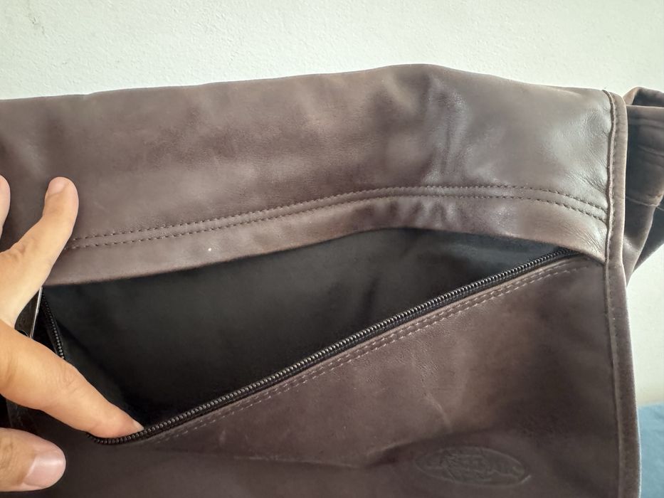 Mala em pele Eastpak