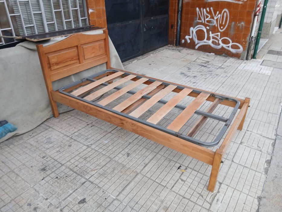 Cama solteiro pinho com mesinha e colchão