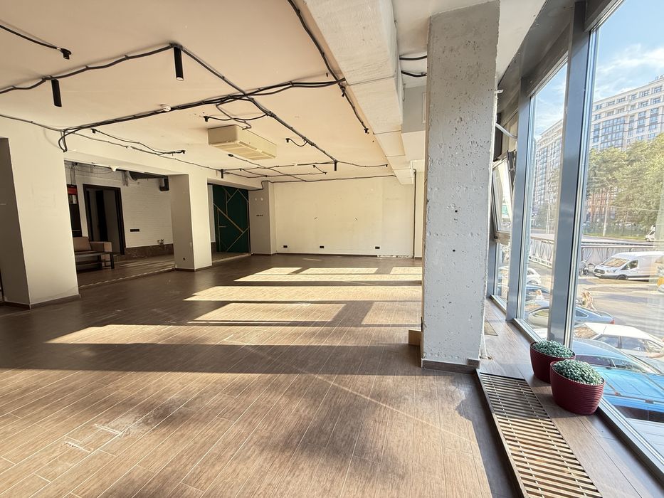 Оренда фасадного приміщення 156.4кв.м з ремонтом. Вул Університетська