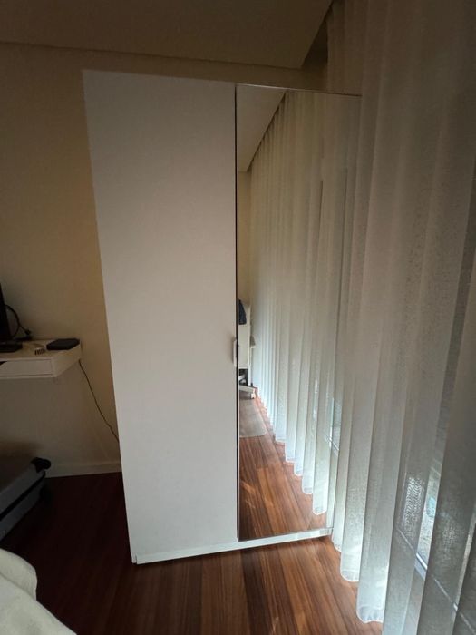 Roupeiro branco com espelho e arrumação interior