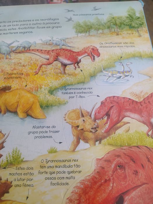 Espreita o mundo dos dinossauros livro de Alex frith impecável - envio grátis
