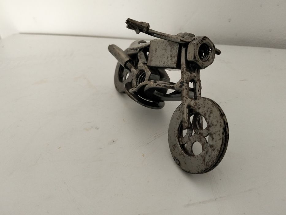 Moto, músico e futebolista, estatuetas em metal
