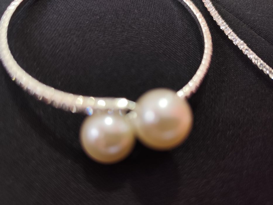 Conjunto de colar e pulseira com pérolas e brilhos