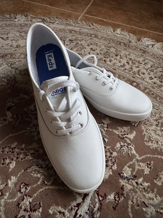 Кеди білі нові.
