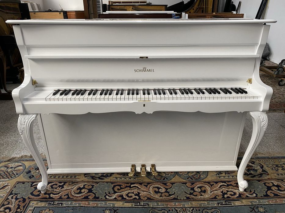 Piękne, białe pianino Schimmel