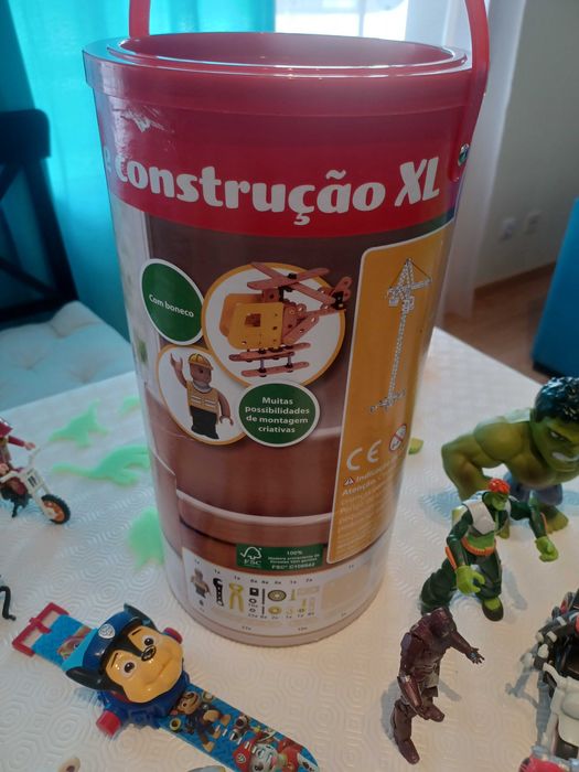 Vários brinquedos/figuras/jogos/animais.