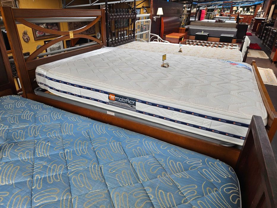 Excelente cama em madeira maciça com estrado e colchão Molafl
