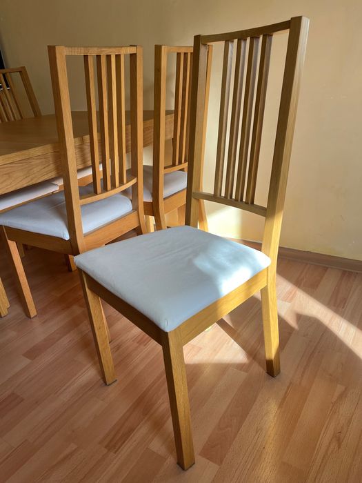 Stół do salonu z krzesłami