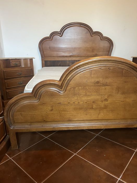 Cama de Casal em Madeira – Estilo Clássico e Intemporal