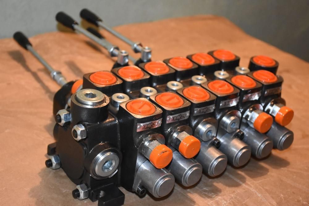 Гидрораспределитель 6 секционный с джойстиками на экскаватор ЮМЗ 2621