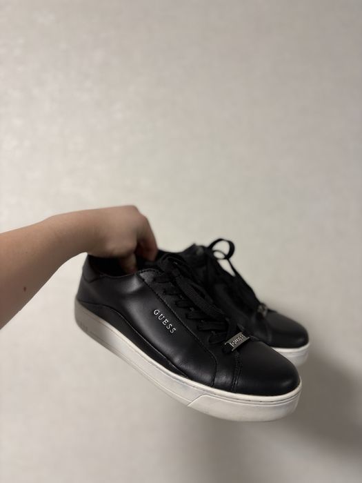 Оригінальні снікерси Guess