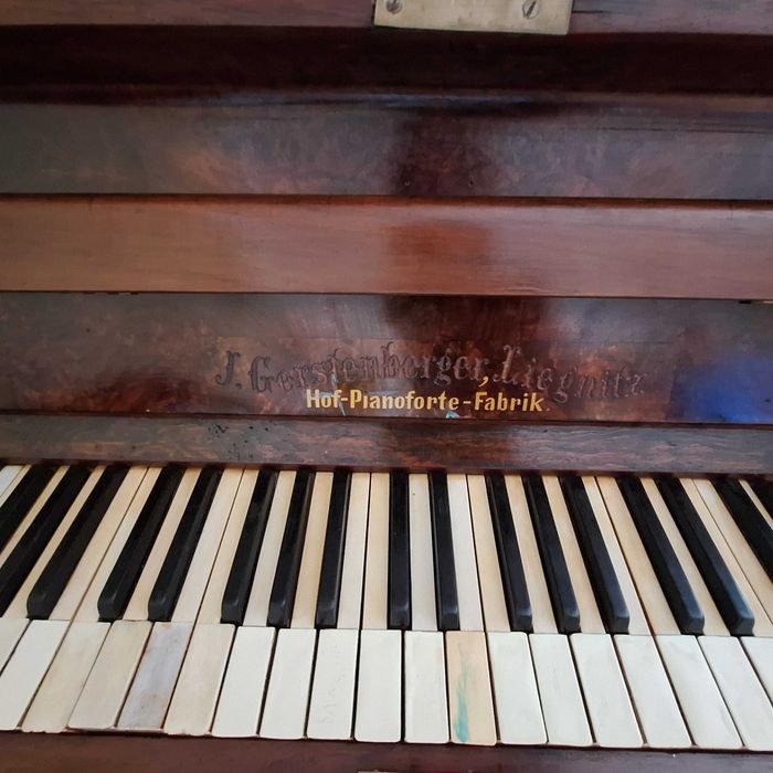 Pianino antyk po renowacji plus stołek
