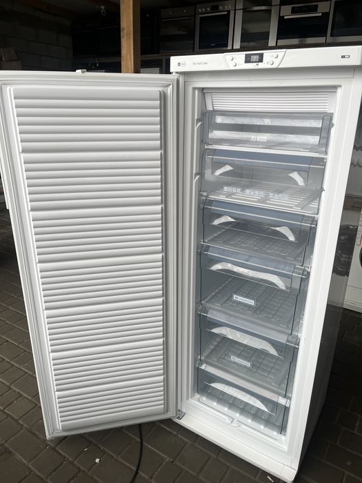 Морозильна камера Bauknecht No frost SQ18 На 6 кошиків.Стан нової.