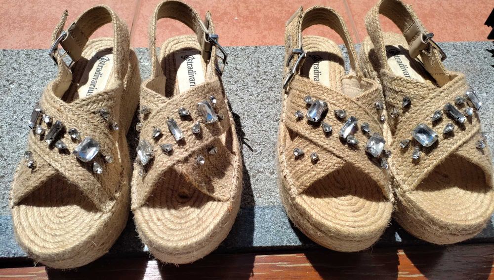 Sandálias de salto de cunha c/ jóias