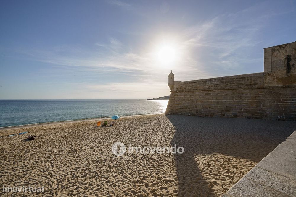 Apartamento T1 com varanda e a 200m da praia, no coração de Sesimbra