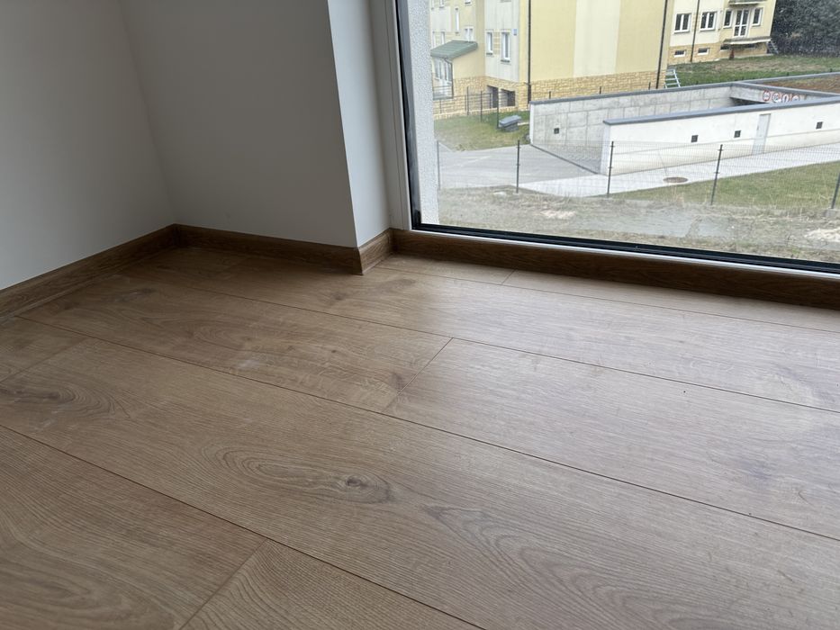 Układanie paneli podłogowych