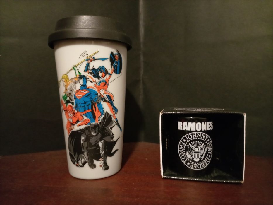 Caneca Green Day, Wonder Woman, Toy Story, Rangers, Ramones, natal etc