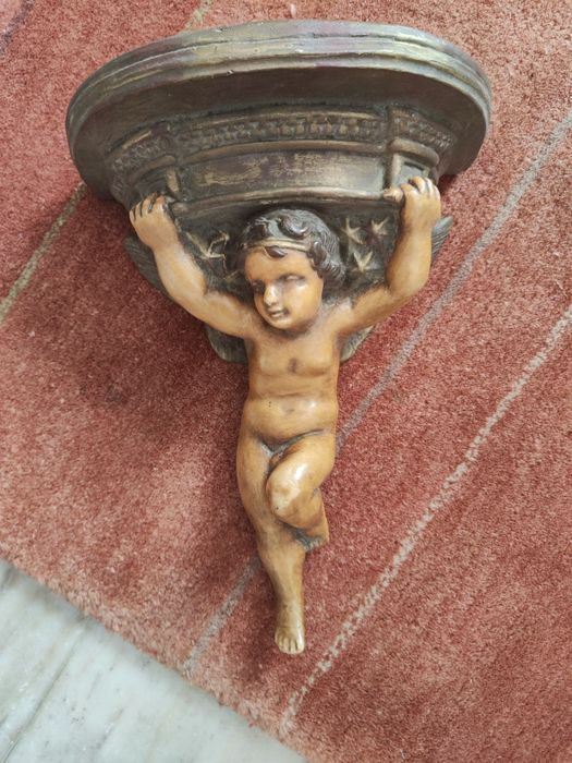 Pedestal de parede com anjo