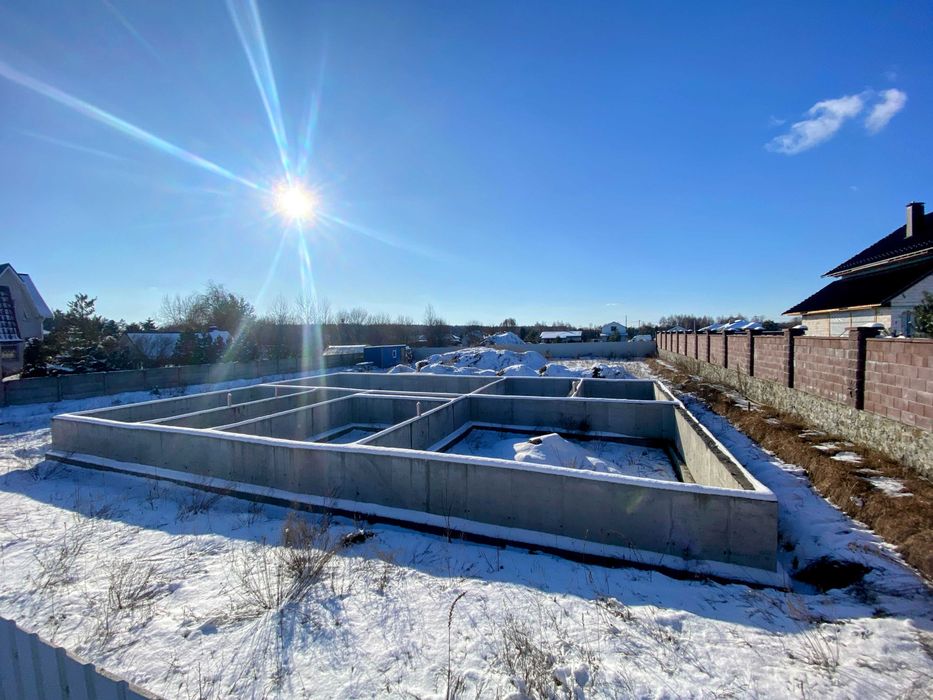 Продаж ділянки з готовим фундаментом та усіма комунікаціями біля лісу!