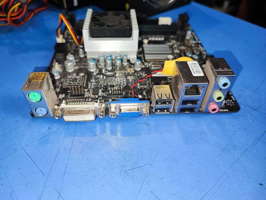 Материнська плата MSI C847IS-P33