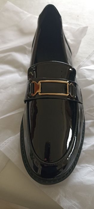 Sapatos pretos novos