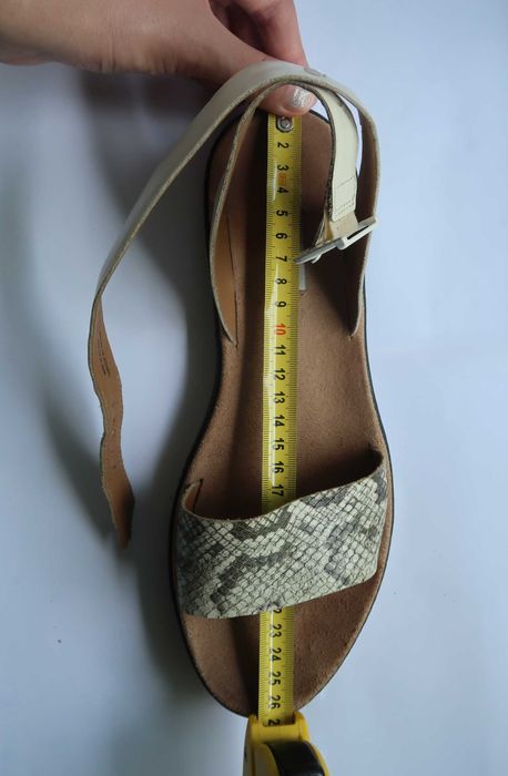 Шкіряні босоніжки clarks із зміїною шкірою