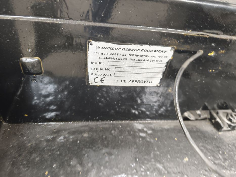 Máquina de montar /desmontar pneus e calibrar