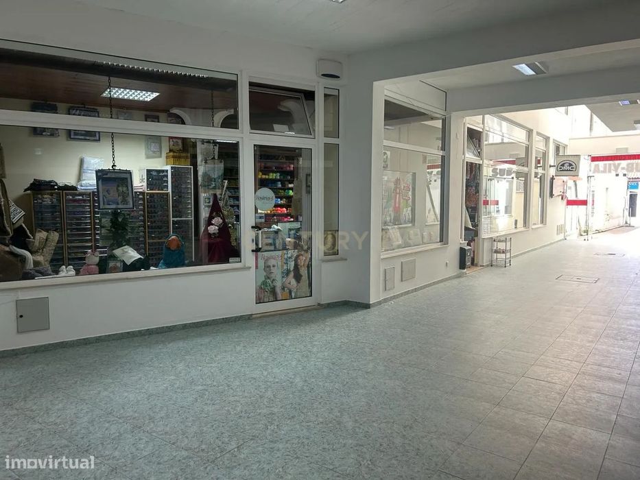 Loja para Venda no Centro Comercial Nazaré