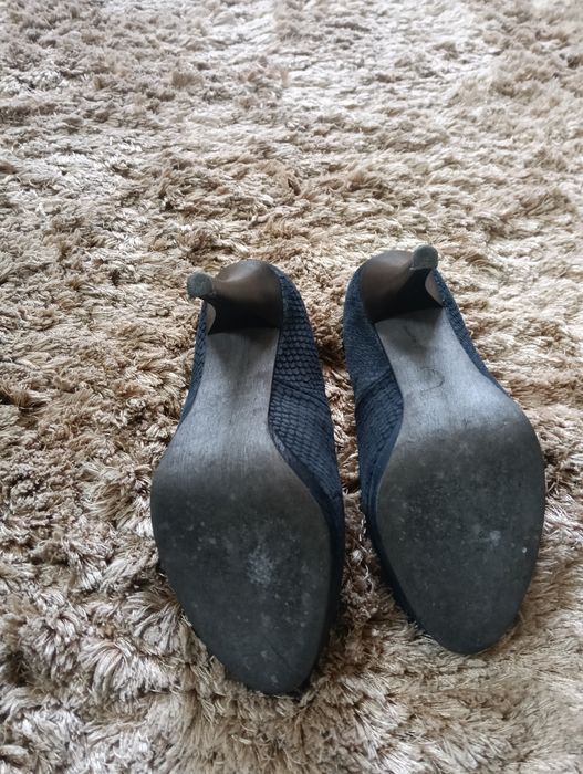Sapatos elegantes em pele