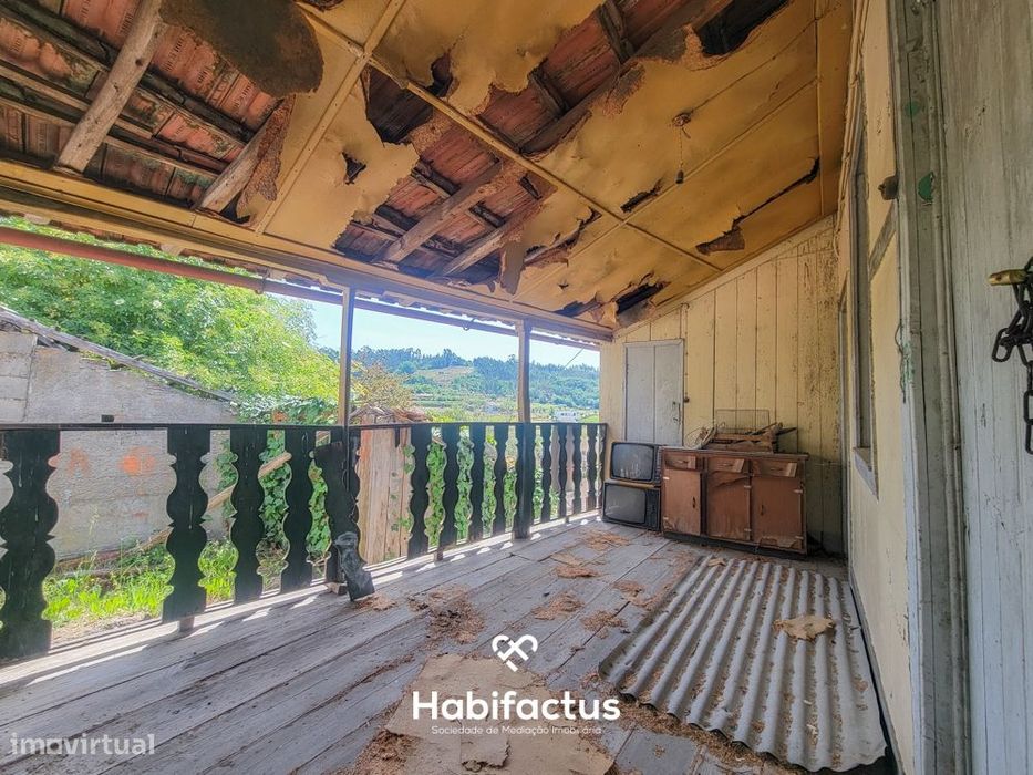 Moradia Isolada T2, para Reconstrução, c/ Varanda e 2 Terrenos á Venda