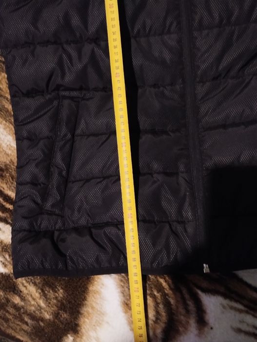 Куртка Карра чорного кольору.