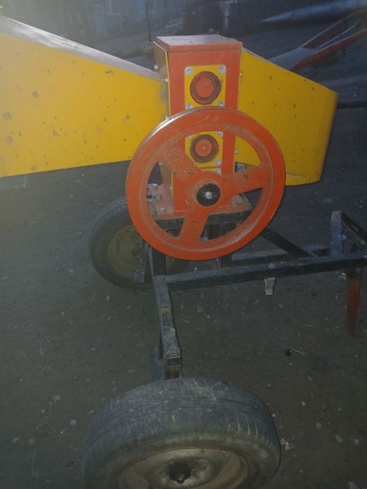 Продаю подрібнювач гілок до мотоблока