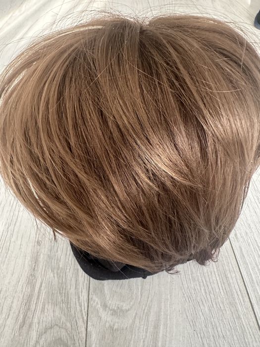 Peruka.ciemny blond.