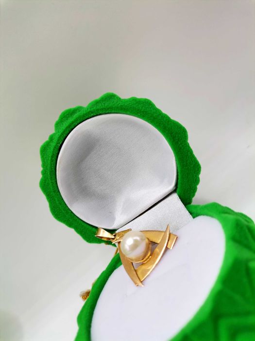 Złota zawieszka z perłą naturalną.