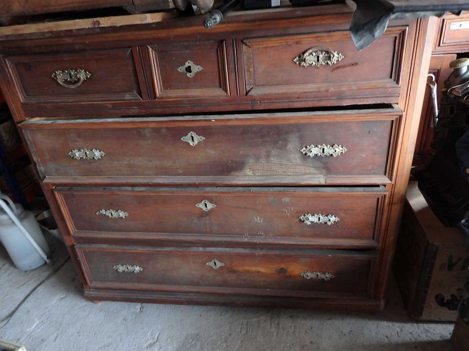 Cristaleira antiga e quarto reclame