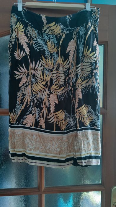 Spódnica przed kolano 40 L cream czarna ze wzorami złotymi