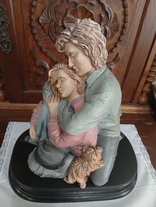Estatueta em cerâmica com base de madeira